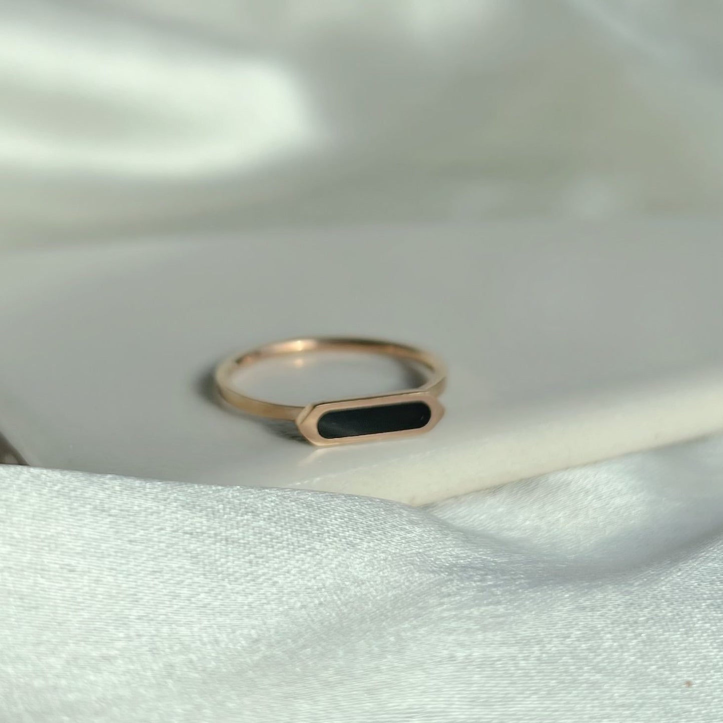 Black Bar Minimal Ring