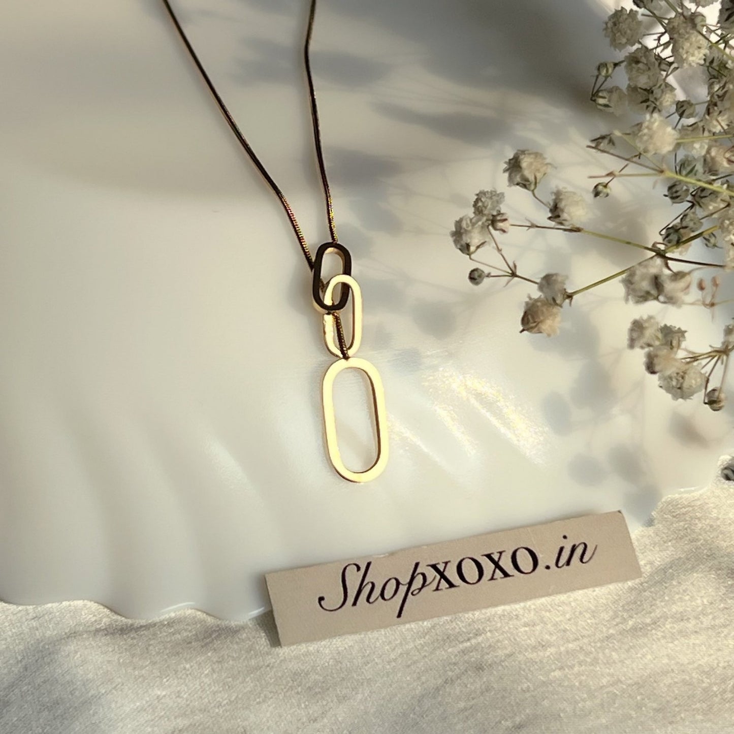 Minimal Gold Entwined Necklace